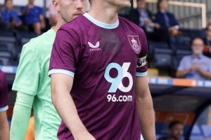 官方：约什-库伦担任伯恩利新赛季队长，加盟3年出场122次