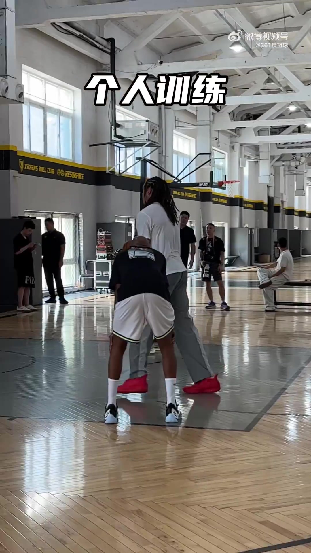 电竞比分-阿隆戈登的硬汉之道：训练与宠粉并行，大连站精彩集锦呈现