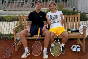 享受假期！莫德里奇晒与洛夫伦打网球：3-0完胜！你还得练