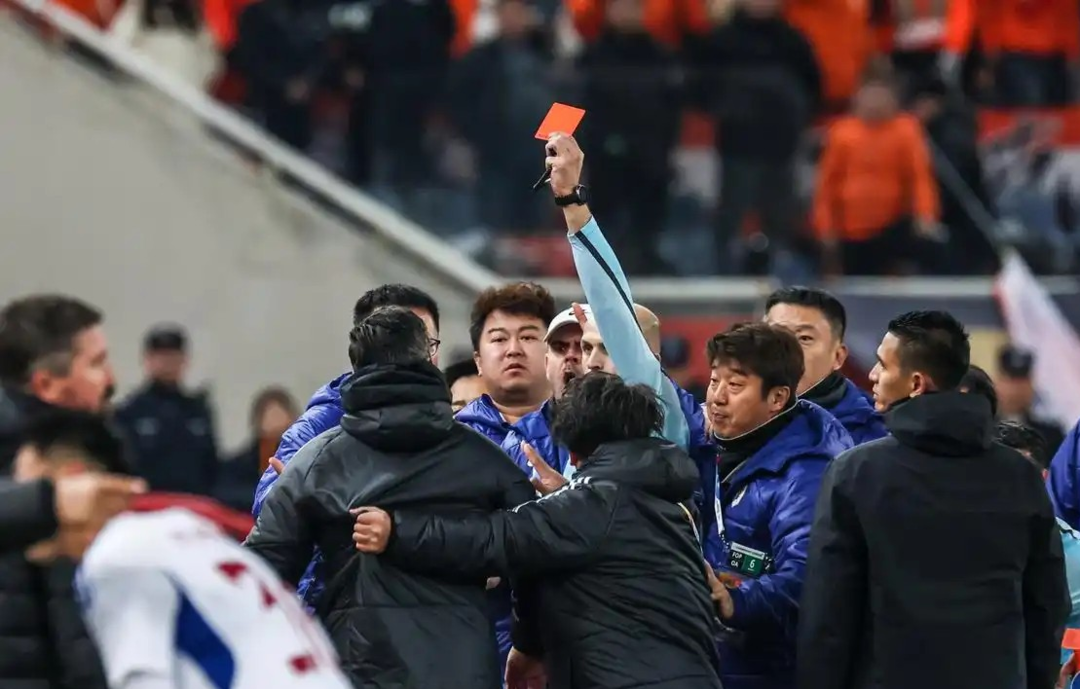 电竞比分-鲁京大战|外籍主裁与泰山队是老相识，去年控场不力曾连出红黄牌