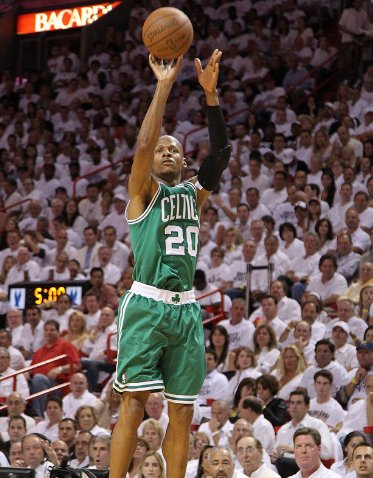 电竞比分-虽然说凯尔特人队三巨头都老了，他们确实是抱团夺冠|凯文·加内特|总决赛|保罗·皮尔斯|雷·阿伦|波士顿凯尔特人队_新浪体育_新浪新闻