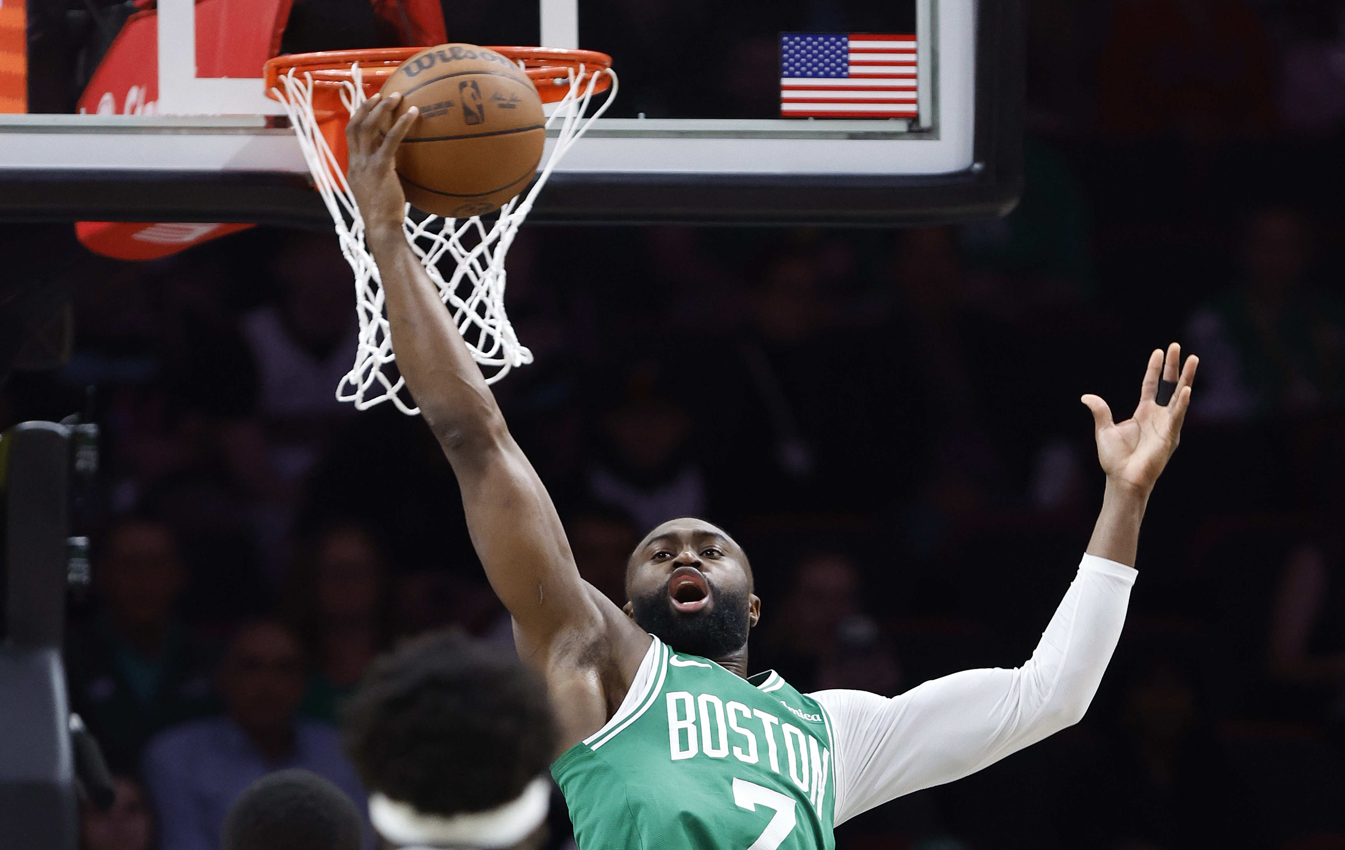 电竞比分-火力全开！杰伦·布朗半场15投7中&amp;三分3中2 拿下17分9板1助1断